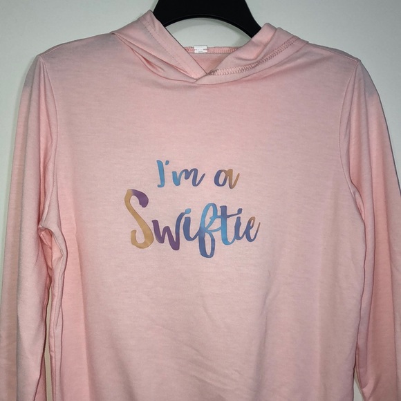 “I’M A SWIFTIE” PINK GRAPHIC HOODIE GIRLS 11/12 - Picture 2 of 4